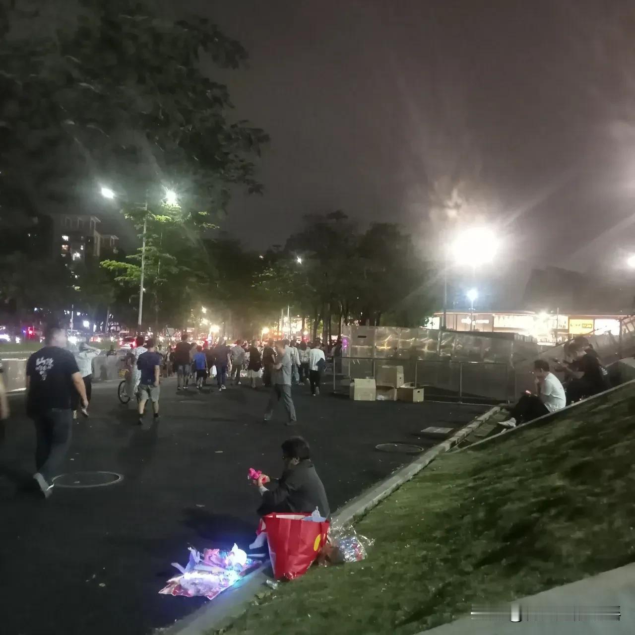今晚刀郎深圳演唱会，朋友早早就约我过龙岗来。我说咱又买不到票，去干嘛？朋友说，去