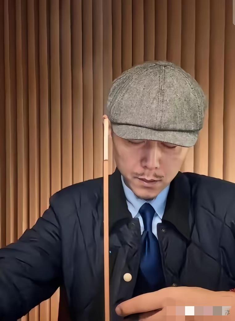 我刚去了大冰的直播间，弹幕都在说张雪峰老师去世了，没多久大冰就接到消息，大冰回复