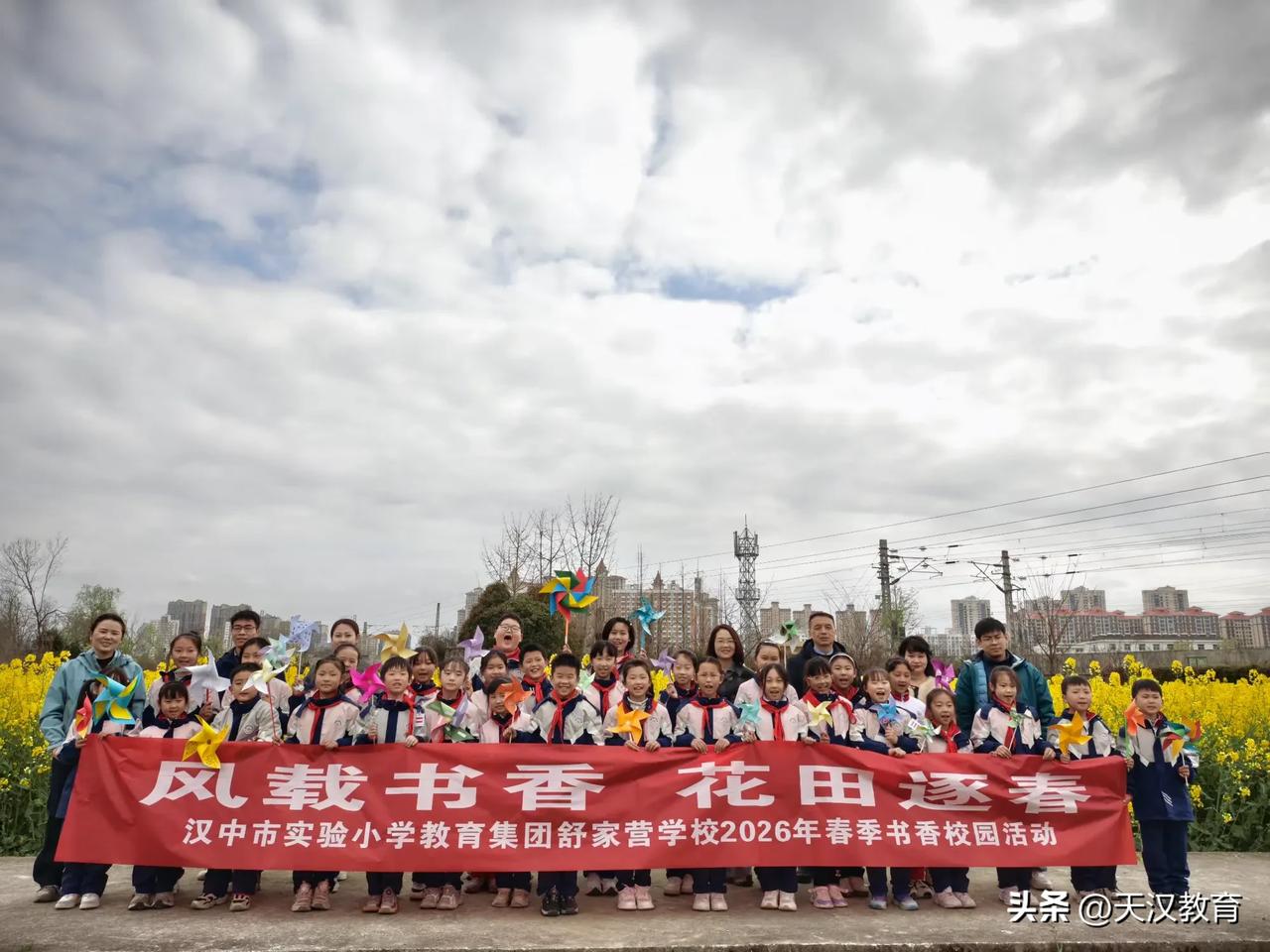       老师将精心准备的诗词卡片藏于青青田间，孩子们结伴而行，在春风里俯身探