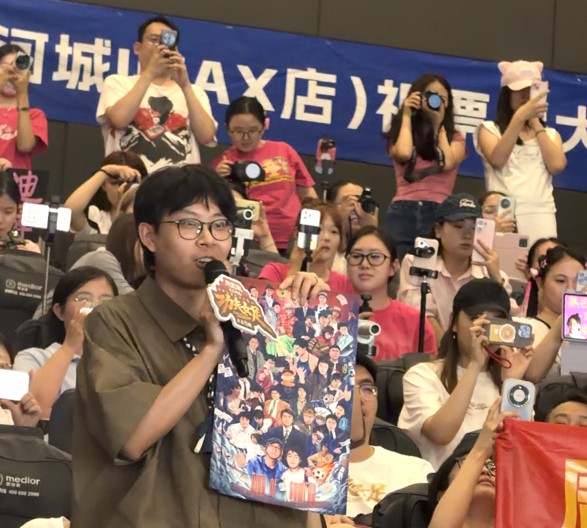 影迷与周星驰双向奔赴了 别人家粉丝花钱买周边，星爷的粉丝直接“爆改”手艺，把青春
