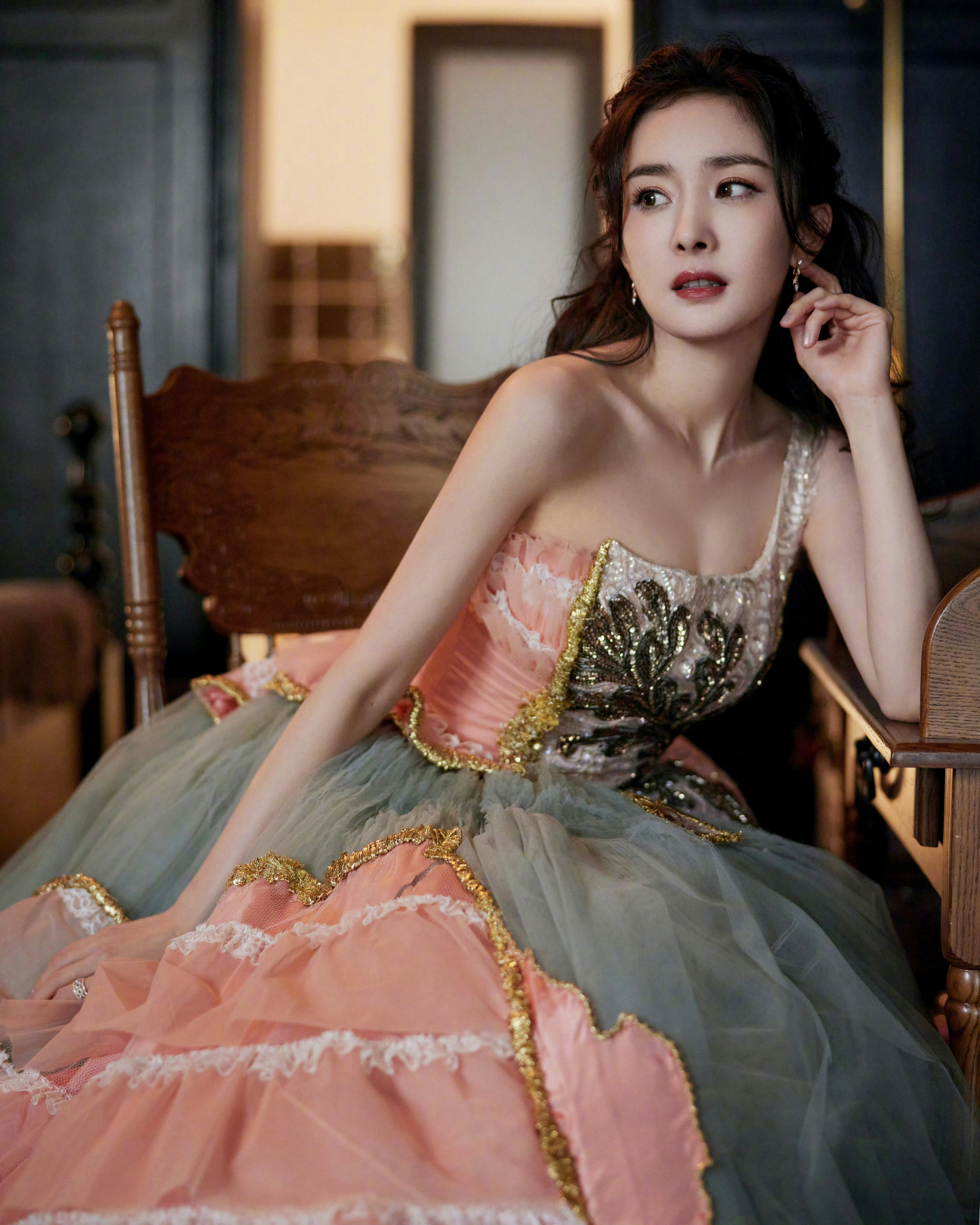 杨幂ym杨幂宁绣绣 晚风将喧嚣折成纸船，放逐于霓虹的河道，此刻钟摆是催眠的桨声，