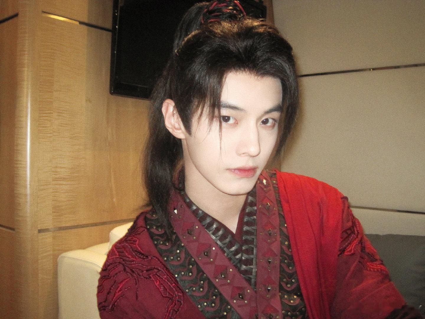 #何与布衣斗笠就是硬帅#这造型真的是没有技巧就是硬帅，干净利落的动作让他看起来更