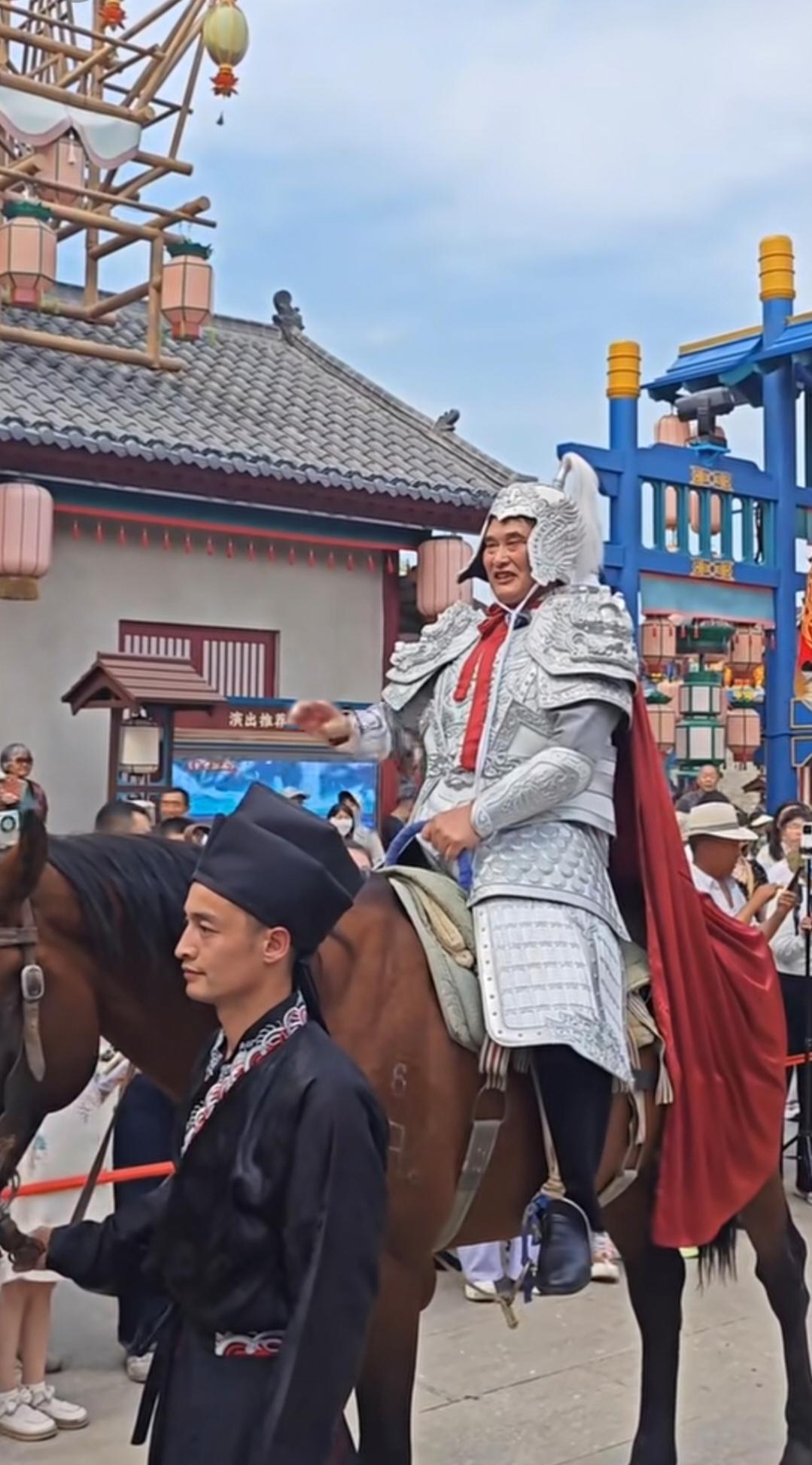 5月31日，朱之文在山东泰安水浒影视城火出圈了！他身披银甲化身“南天门大将军”，