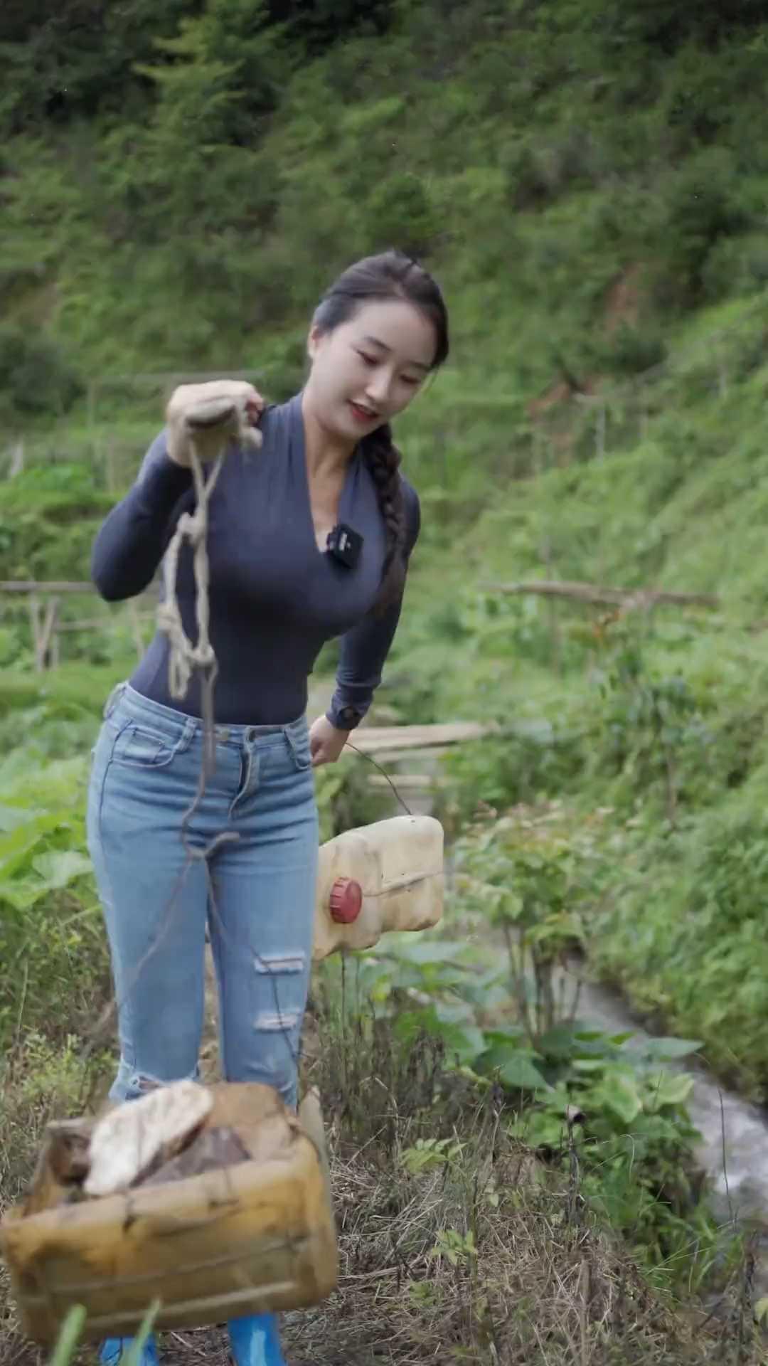 肤白貌美的女子，堪比男子。既能上得了厅堂，又能挑得起扁担，真的太能干了。谁娶了她