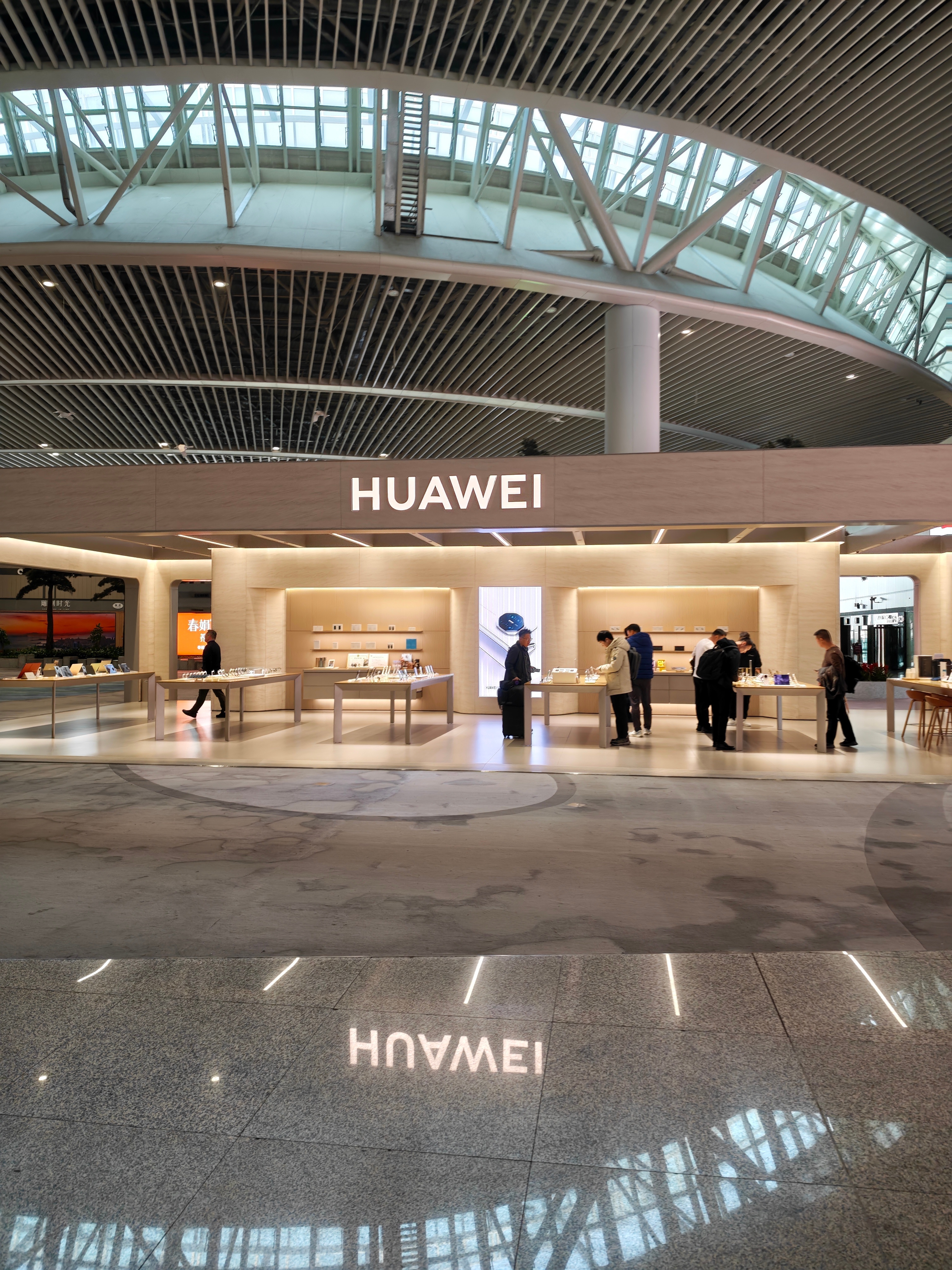 华为在很多机场安检出口开设华为自营店，很符合高端策略。安检完有时间来看看华为Ma