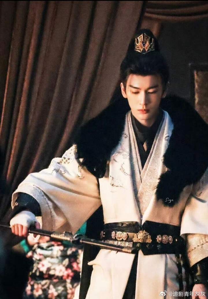 原著谢征和长玉提了分手谢征的分手，是用最痛的方式，写尽了最深的爱。而长玉的倔强与