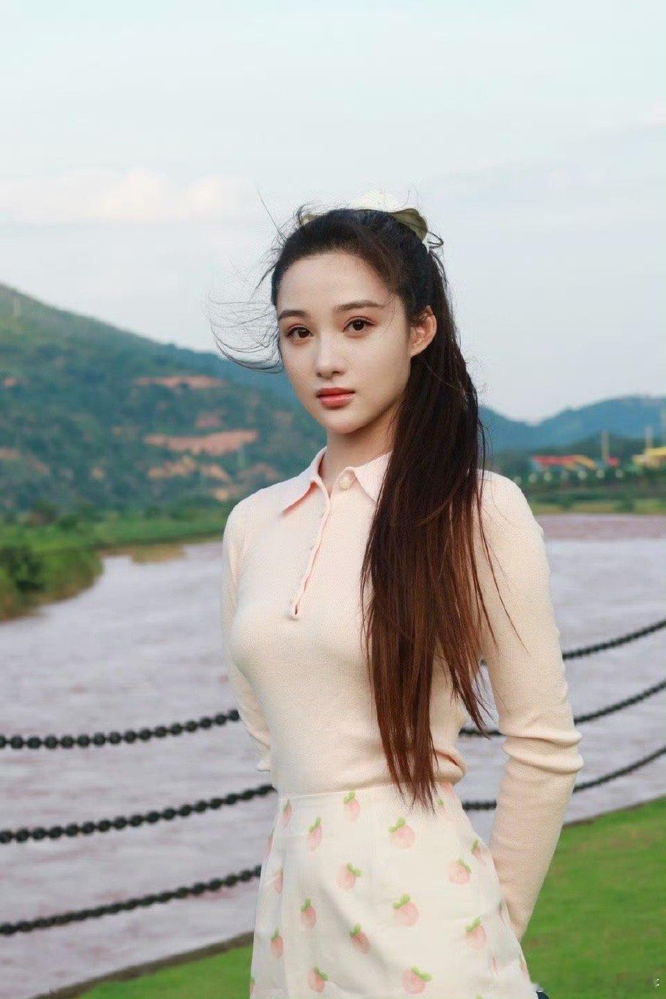 孙嘉璐闯内娱闯到了哀牢山 内娱闯荡不局限于摄影棚，孙嘉璐闯进哀牢山。电影取景地自