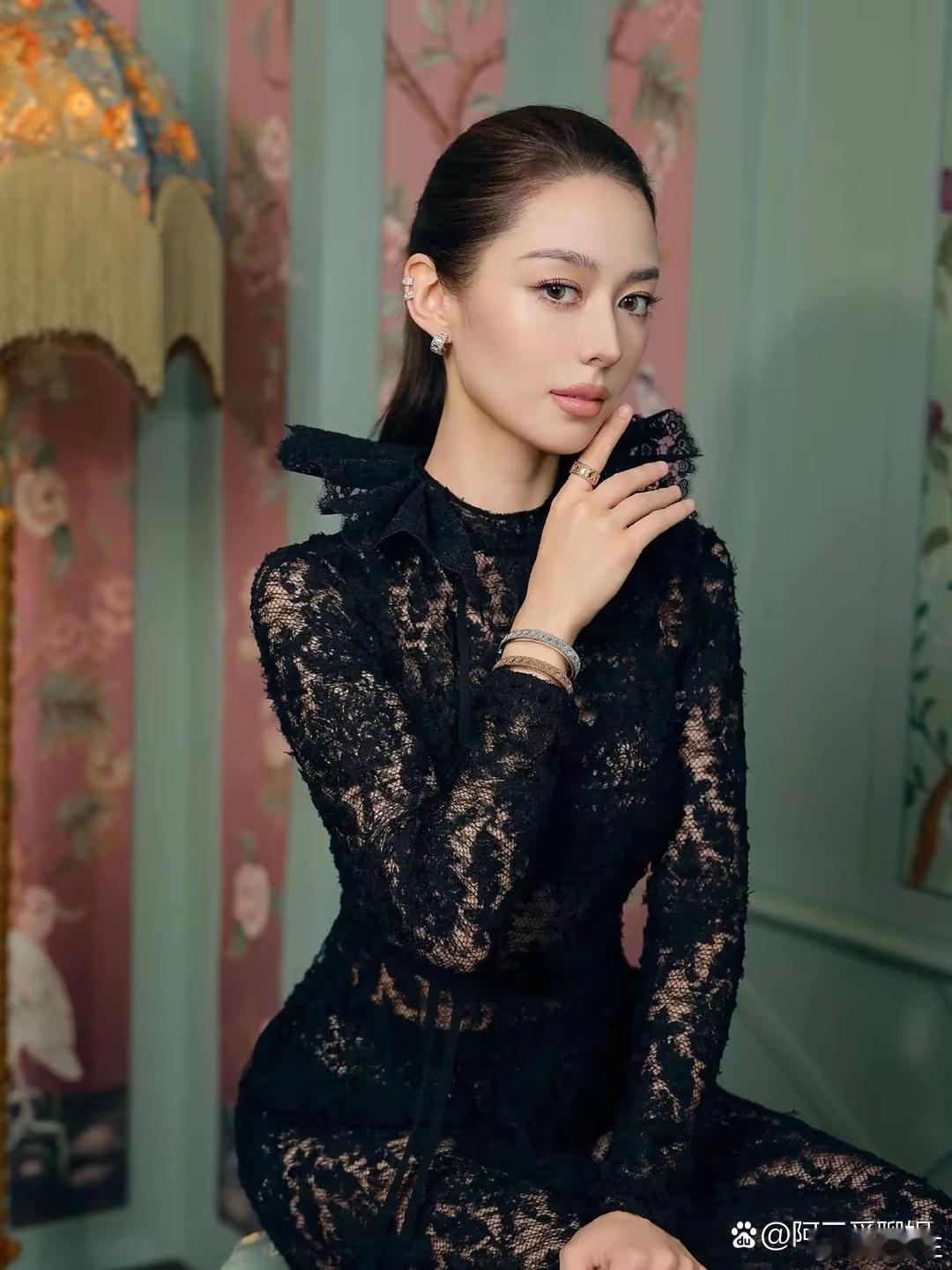 吉娜身穿一袭黑色蕾丝连衣裙，浑身上下都散发着“女人味” 