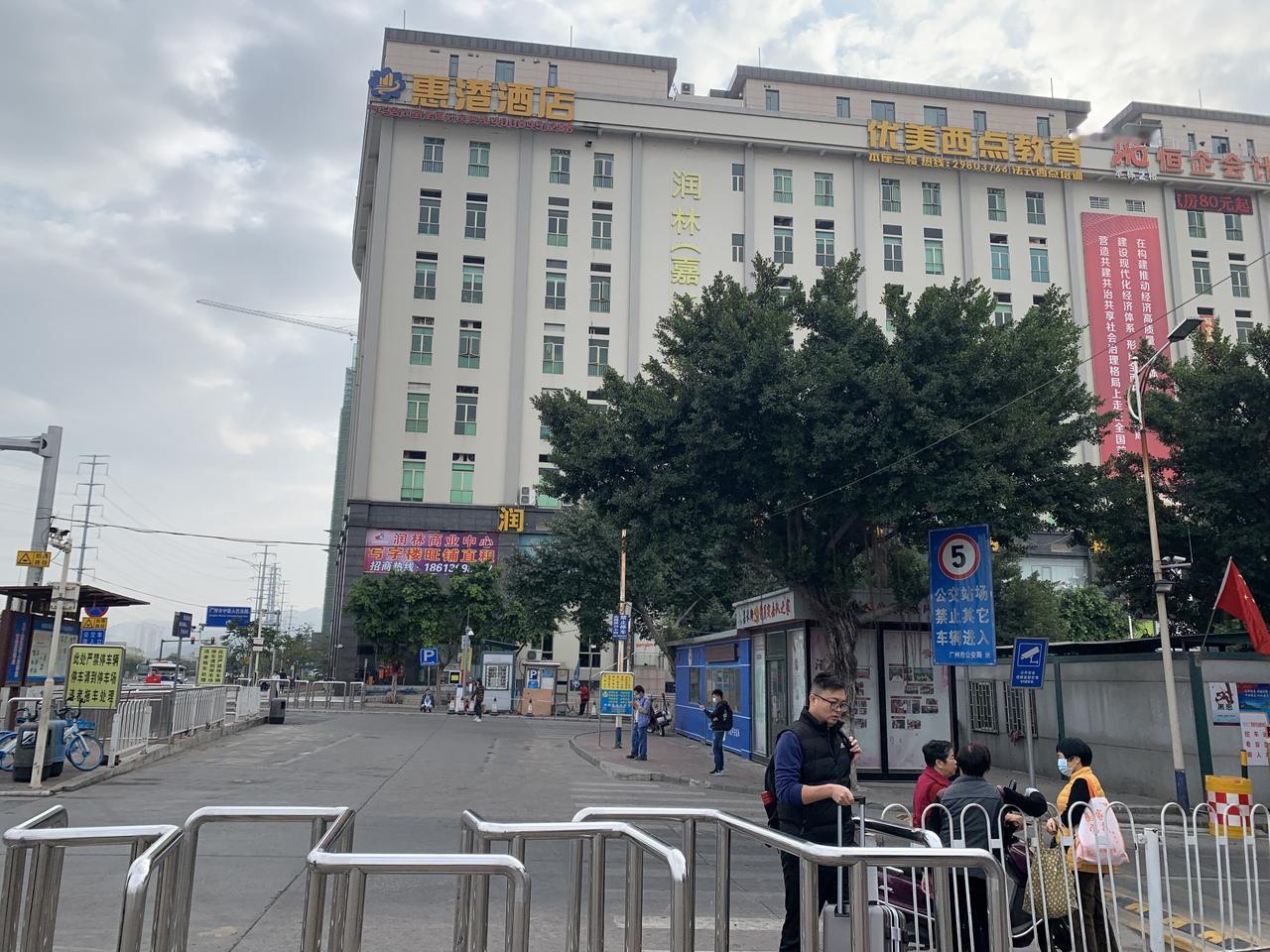 这是广州街坊分享的2020年嘉禾望岗的老照片，那时候站外真的好干净。

没有横冲