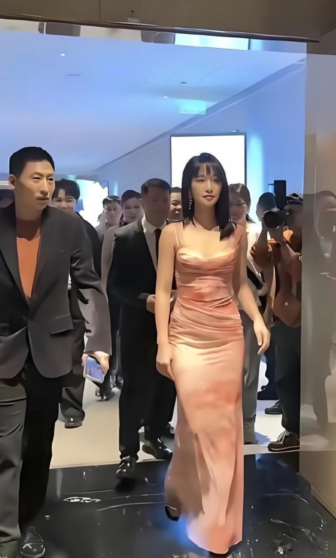 原以为在电视上看也就普普通通，没想到见到真人，直接被惊艳到，那美貌完全不是一个量