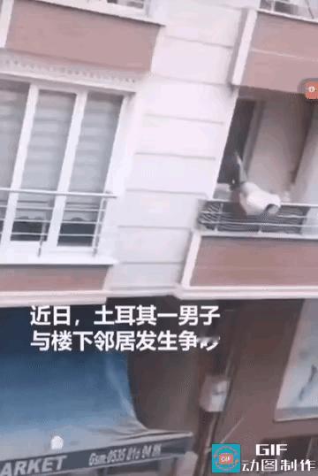 人体重心！[白眼]
外国男子，二楼高坠！

网络资料，一名土耳其男子，他站在二楼