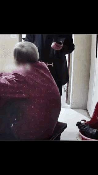 看完江苏常州这位儿子殴打93岁母亲的视频，真的气得浑身发抖、痛心到攥紧拳头！93