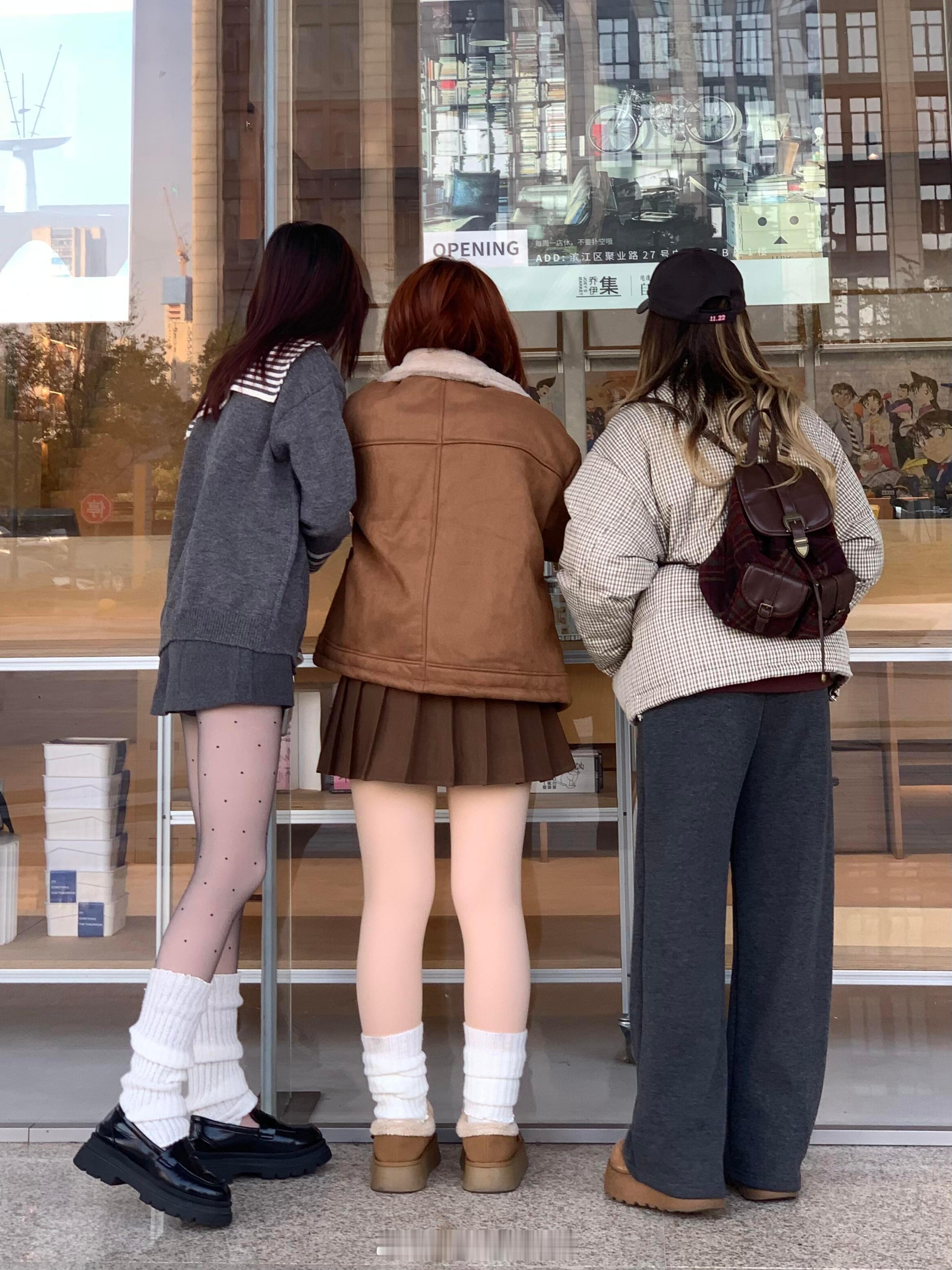 vocal瞬间对秋冬穿搭的差异性有了实感…和室友出门，感觉自己穿得很臃肿，室友短