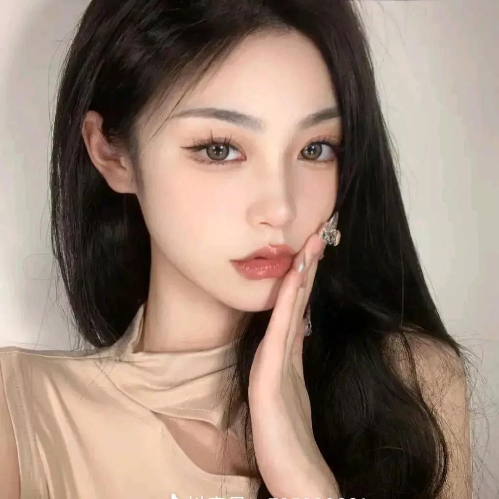 优雅大方的女神范，温柔的妆容和精致的服饰。