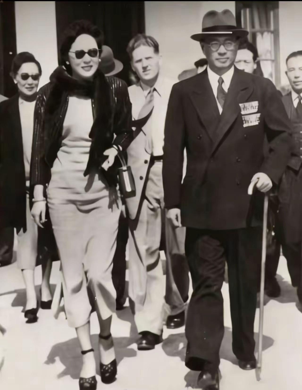 1949年1月宋子文夫妇飞抵香港启德机场，准备前往美国。蒋介石叫他去台湾，他怕财