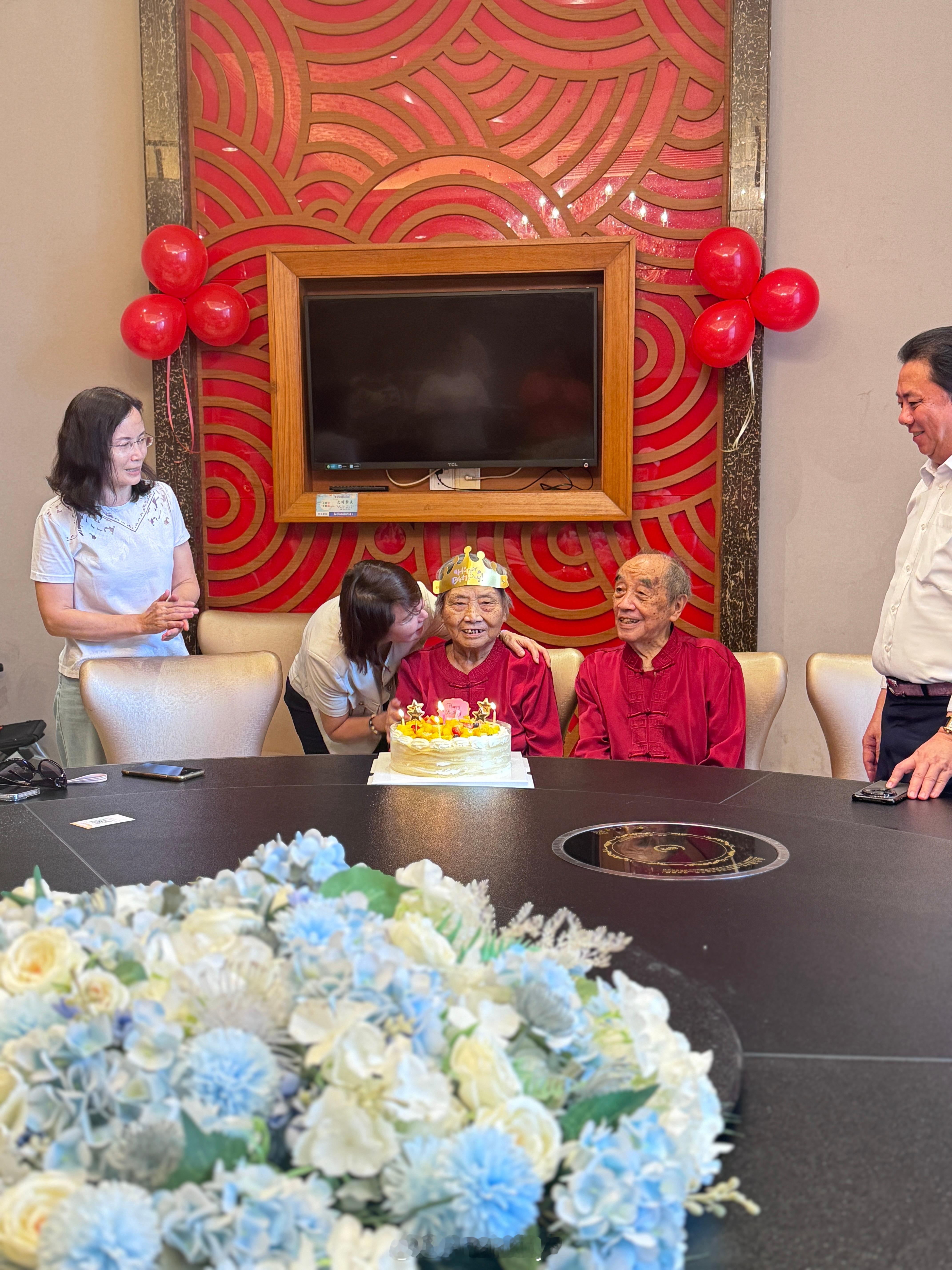 奶奶生日快乐～上个月还躺在ICU 进进出出三次 在生日前终于能出院了！ 靠着强大