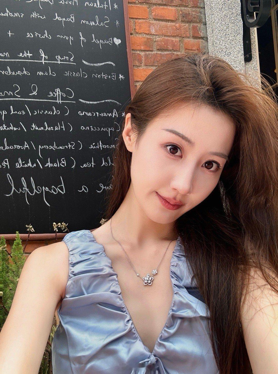 爱向人间借朝暮，悲喜为筹。 ​​​