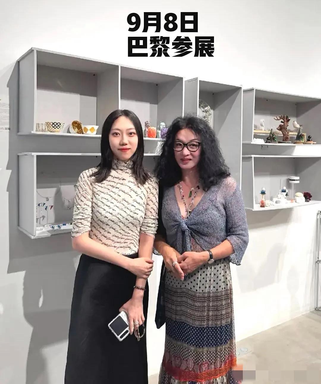 金星近照女人味十足：移居法国的她，穿着低领蕾丝装，身材凸凹有致，波浪发垂肩，修项