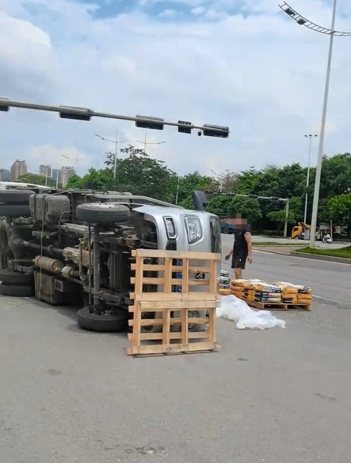 5月22日，网友反映：玉林二环北一红绿灯路口汽车侧翻货物倒地。找了另外的一辆新能