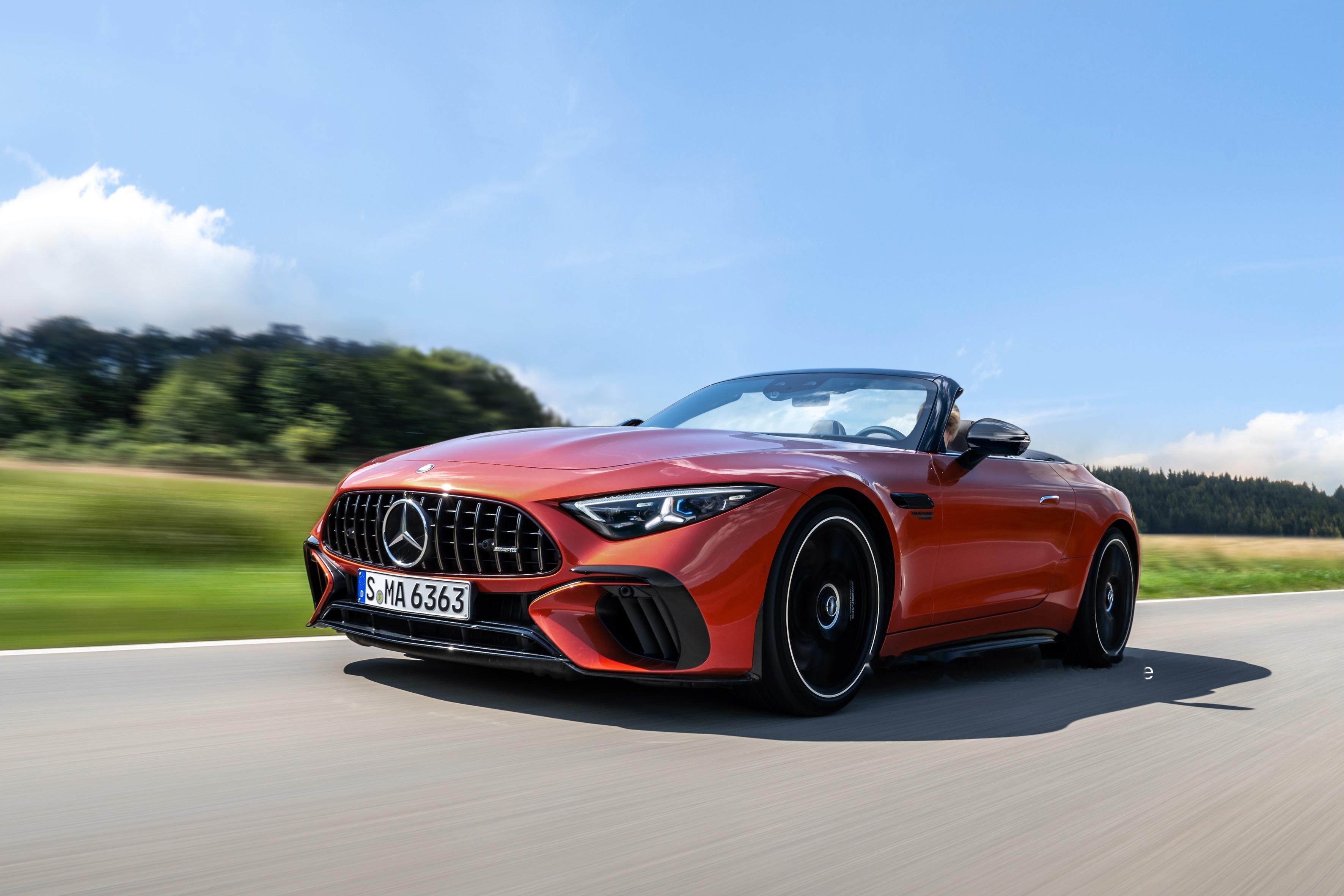 奔驰SL，久违了。今年将迎来中期改款。三叉星灯组现已发展成熟，成为品牌logo之