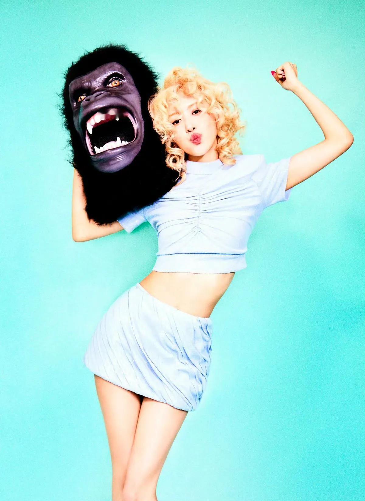 朴彩英Rosé登上PAPER杂志封面，一组彩色和黑白的反差大片 ​​​#朴彩英反