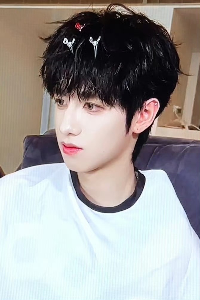 朱志鑫卷毛无袖朱志鑫演唱会小卷毛造型来啦朱志鑫演唱会小卷毛造型 ​​​