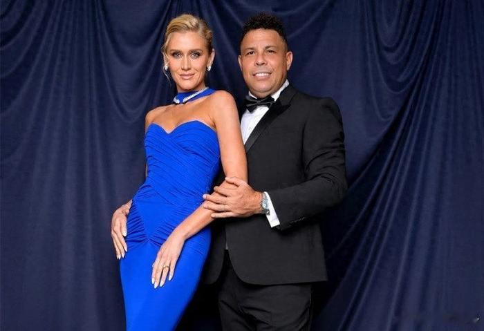 罗纳尔多晒四婚娇妻，资产40亿婚姻坎坷，塞莉娜穿短裙秀逆天美腿
提及罗纳尔多·鲁