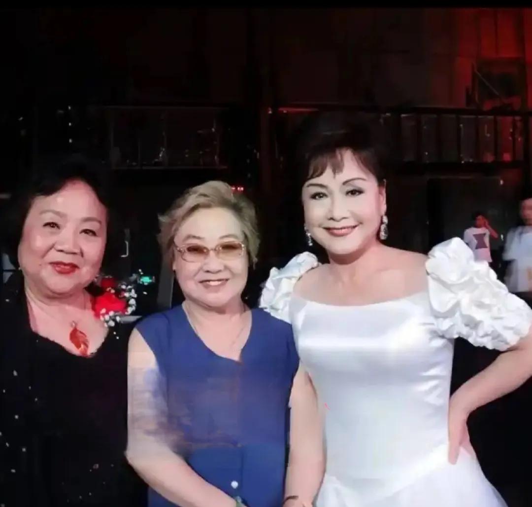 这三位歌唱家分别是:王玉珍，老电影洪湖赤卫队里韩英扮演者，郭兰英老师大型舞蹈史诗