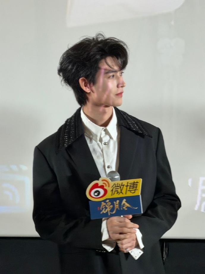 黄俊捷亲手做了樱花糕 黄俊捷把剧宣卷成麻花！亲手制作樱花糕送给哈尼，甜意适配《锦