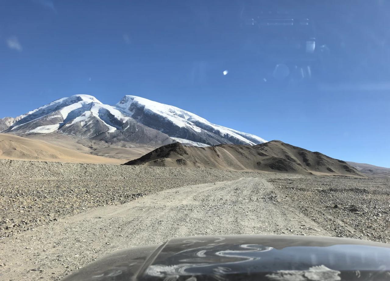 慕峰2号冰川可自己开车进，但更建议找向导
✔️10月31号，2号冰川可以自己开车