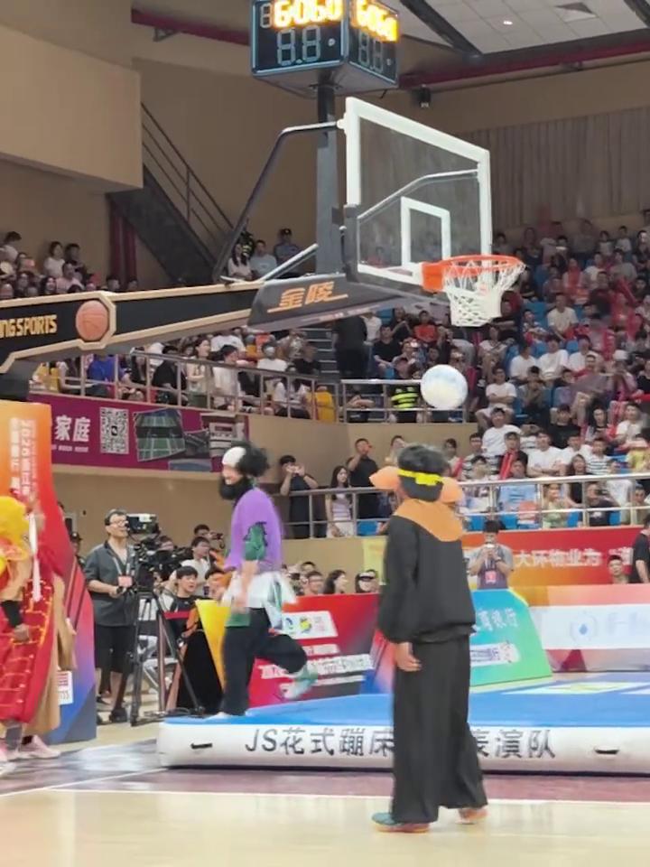 《西游记》"师徒四人"亮相，"浙BA"黄岩主场中场表演。
近日浙江台州，唐僧边转