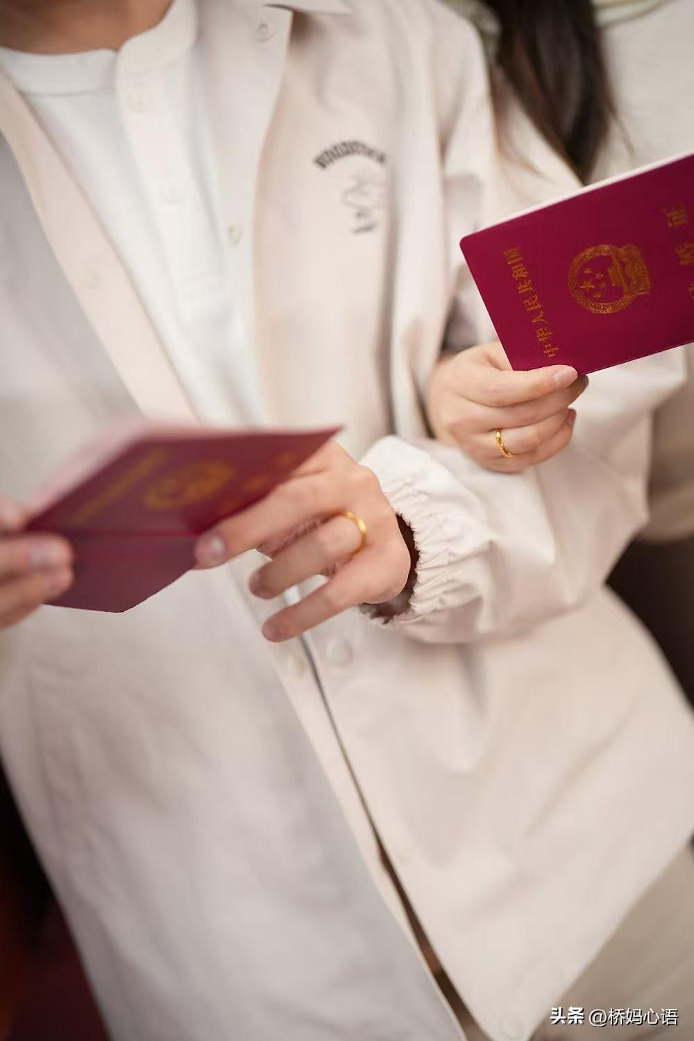 单位同事问我，你在上海给儿子买房了吗？一时勾起了我很多心事。

同事给我电话拜年