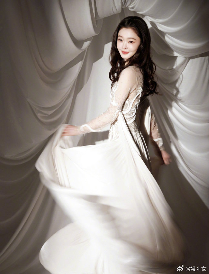 宋轶白裙羽毛头纱 羽毛有了悬停的诗意，白裙晕开冰晶涟漪，层层设计折射出梦幻光影，