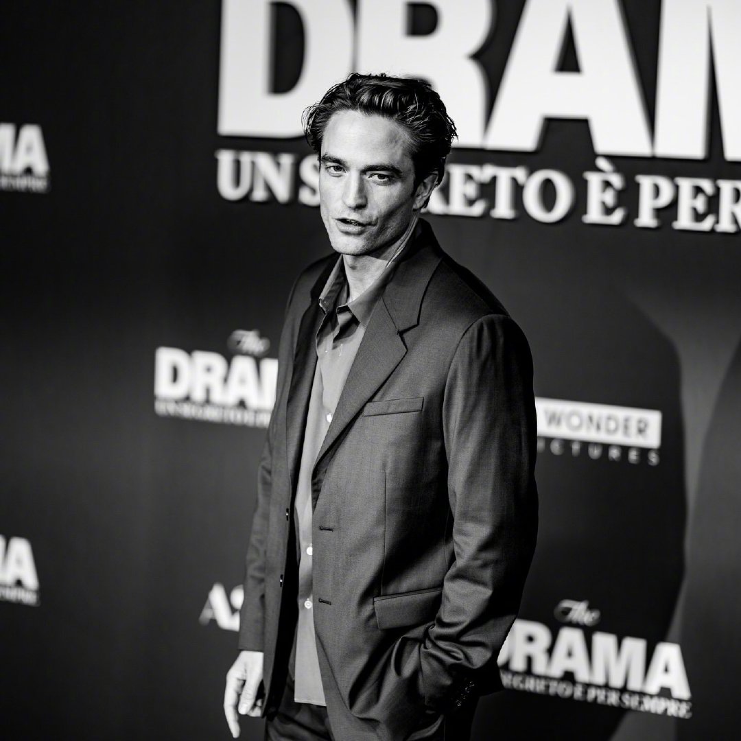 网友们讨论Rob近期几场活动造型，布鲁斯·韦恩既视感。新蝙蝠侠2 此前外媒报道将