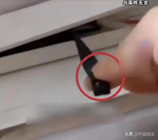 这真的是在挑战法律底线。深圳，女子外出扔垃圾，房门虚掩没关好。前脚出门，后脚潜入