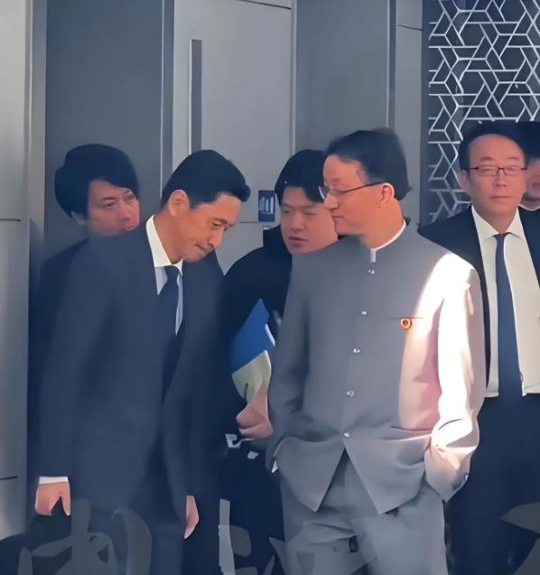 中山装该不该成为中国外交人员的标准着装？

前不久，刘劲松大使向澳大利亚总督递交