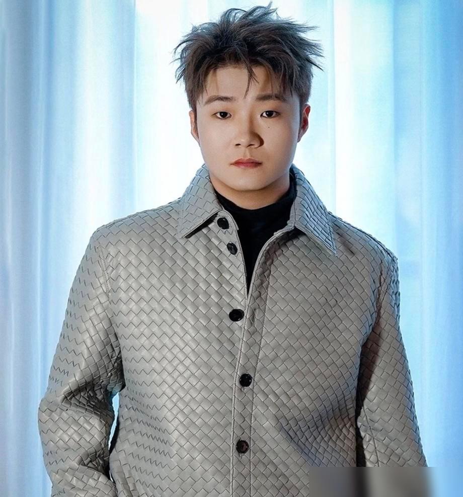 终于明白了

白小白为什么敢向评委开火

原因很简单

那就是他压根不靠音综挣钱