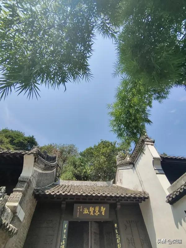 在乱世风云里

诸葛亮一生鞠躬尽瘁，
守忠义、尽本分，是千古流芳的贤臣。

曹操