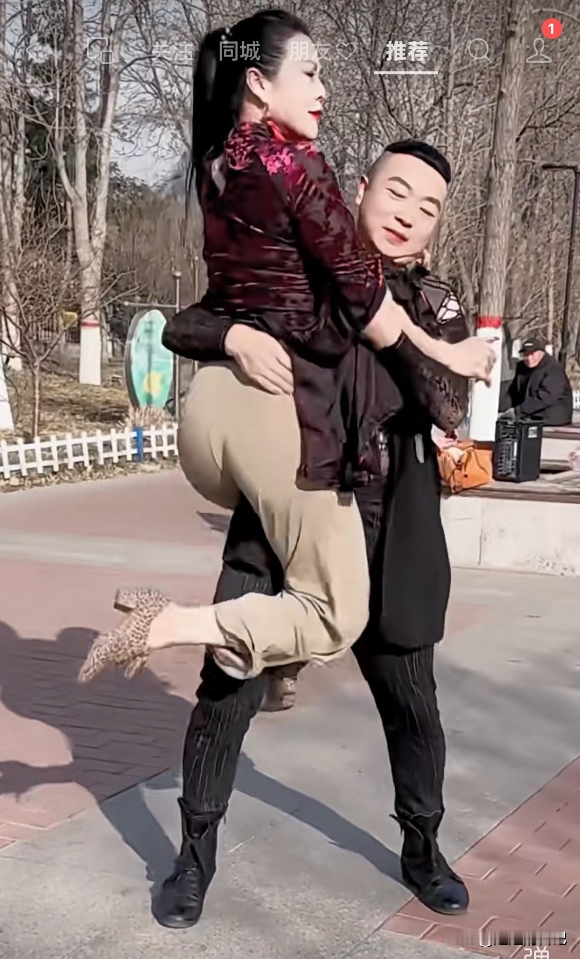 大庭广众，这样真的好看么？
有时候我就替女人悲哀，这就是明显的不尊重自己，靠出格