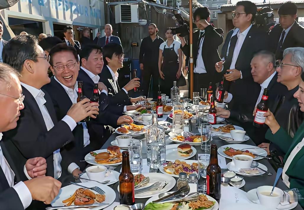 ​韩国总统李在明为了韩国的明天，顾不了这么多，拼了！这时候，他和英伟达的创始人黄