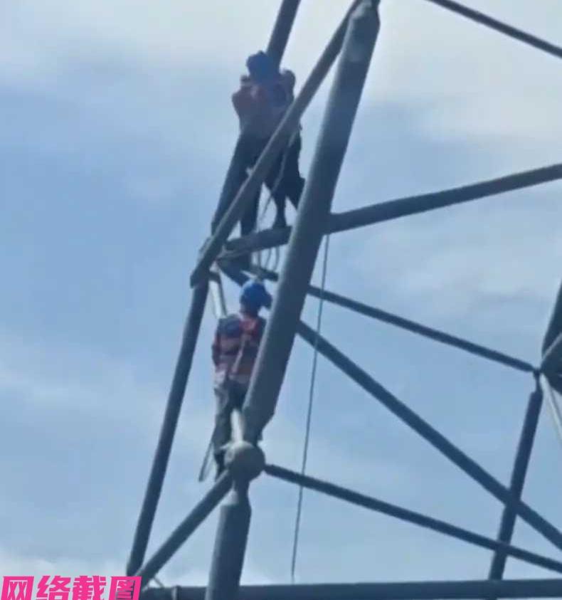 内蒙古有两名工人，正在一处高空铁架上进行作业，但不知怎么两人突然发生冲突，其中一