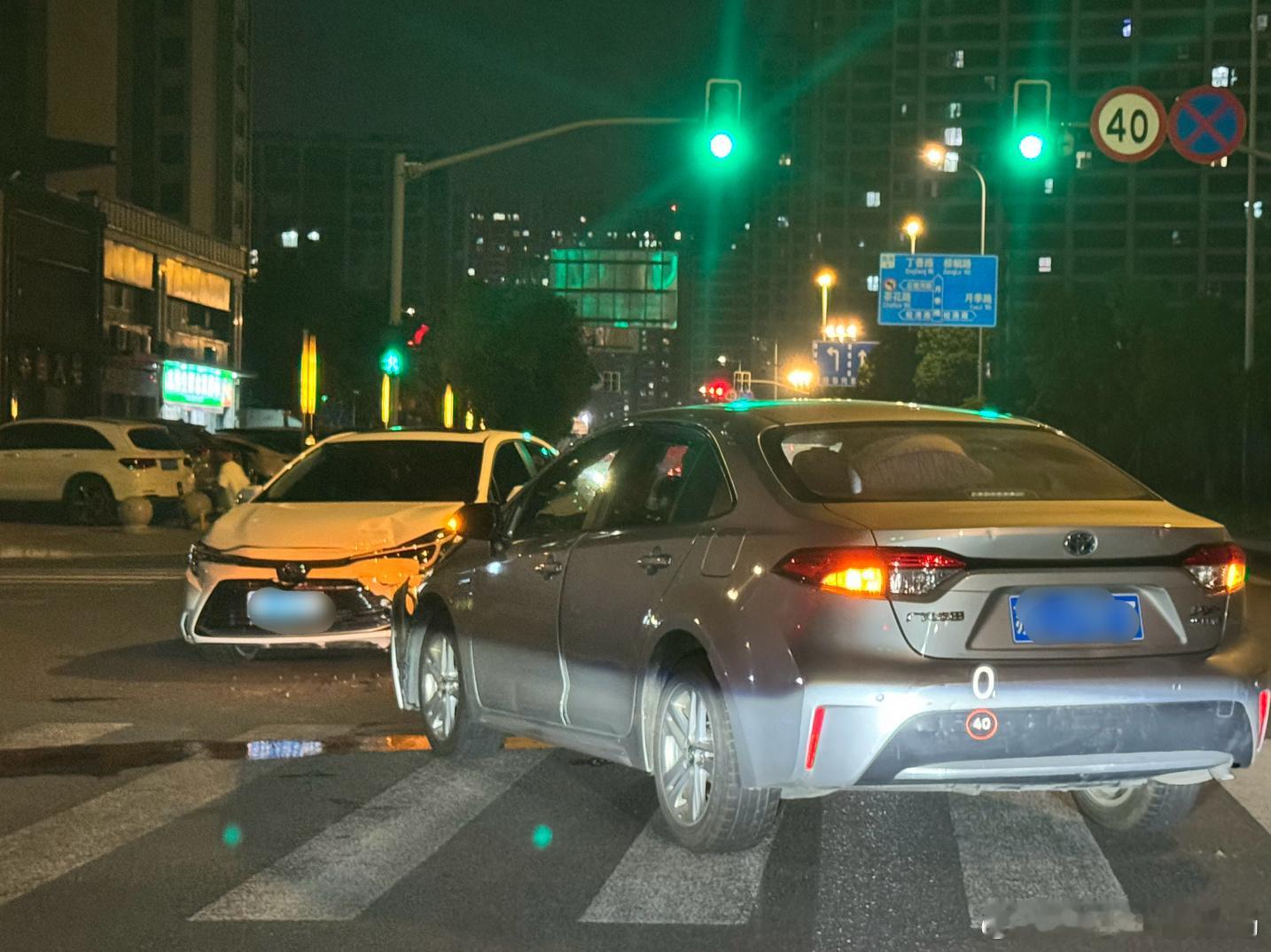 死亡路口又来碰撞案例了…本次大赛为同胞兄弟，目测看来弟弟赢了不过好像没有厂家新老