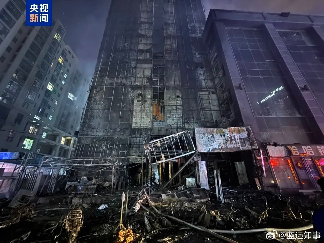 太原高层建筑着火致24伤太原小店区亲贤北街高层突发火灾，明火已扑灭，24人受伤送