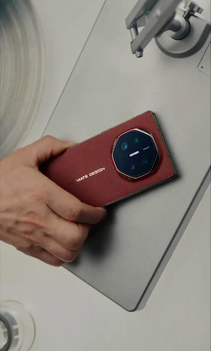 华为三折叠手机，品牌大使刘德华

华为Mate XT 非凡大师

HUAWEI 