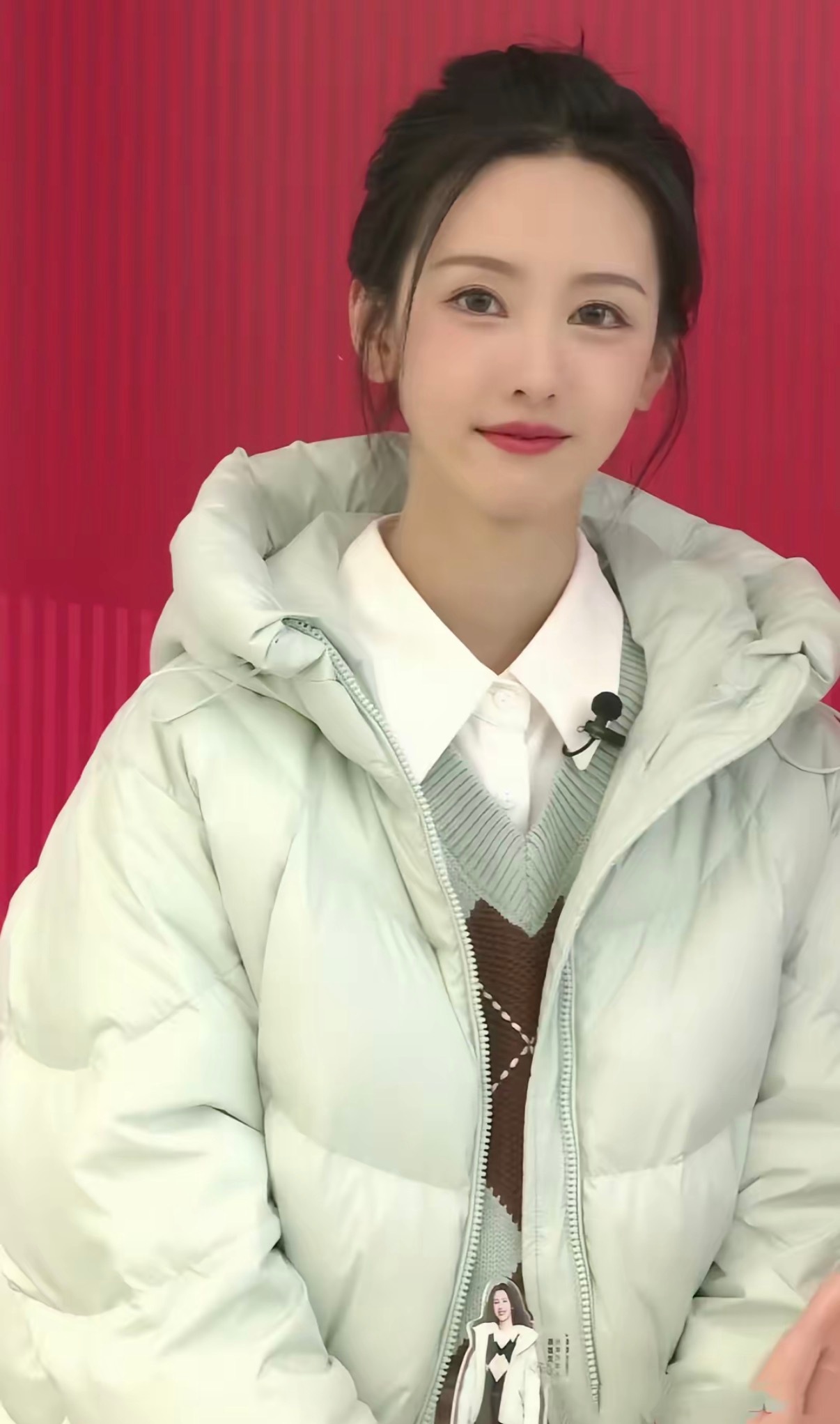 陈都灵 可是一个连日常私服随便套件大棉袄羽绒服都风格百变，如此貌美的人啊李璇你在
