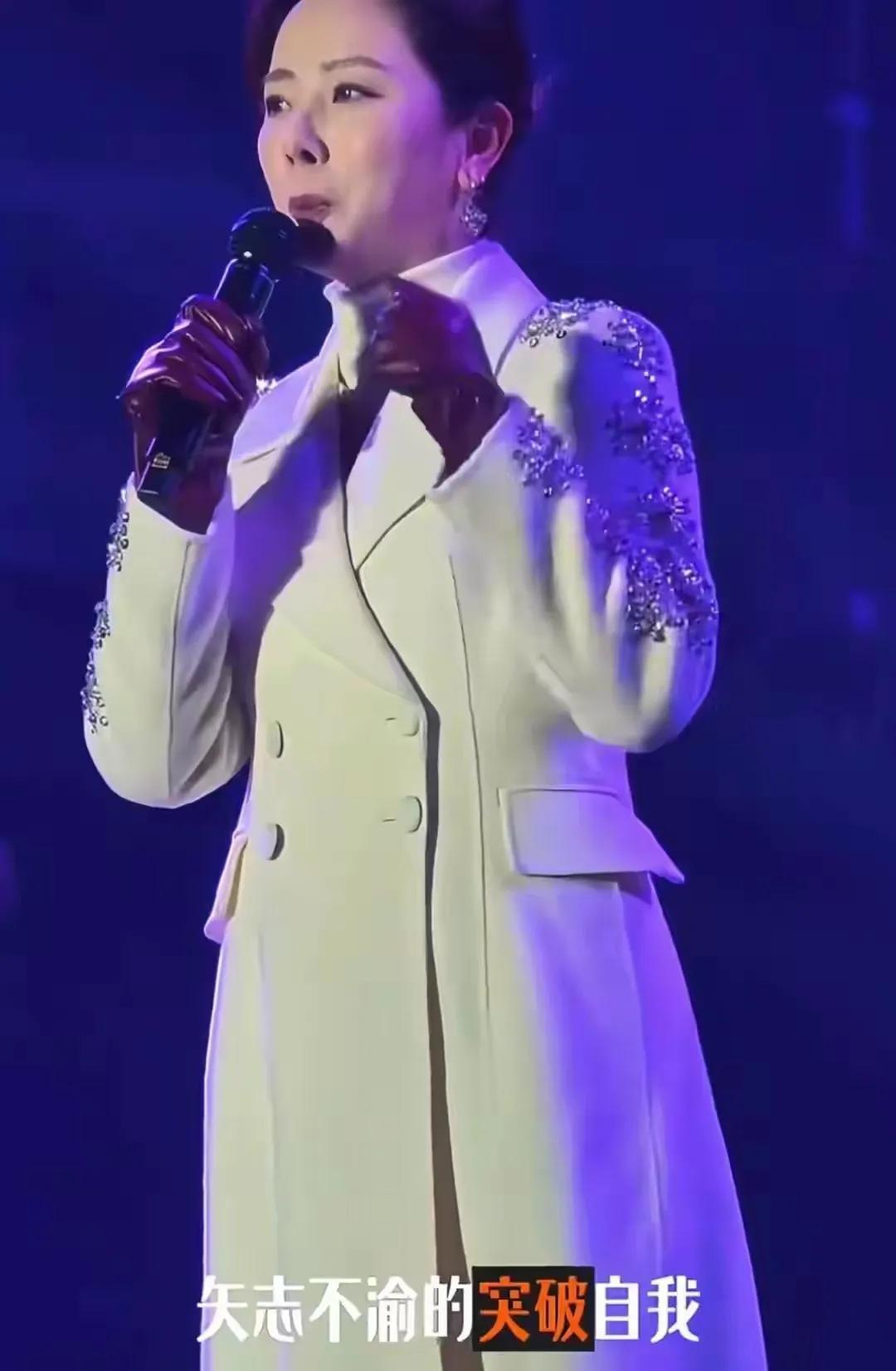 李思思没了央视光环，也变回了普通打工人！惊现河北小县城商演，穿搭臃肿气质全无，却