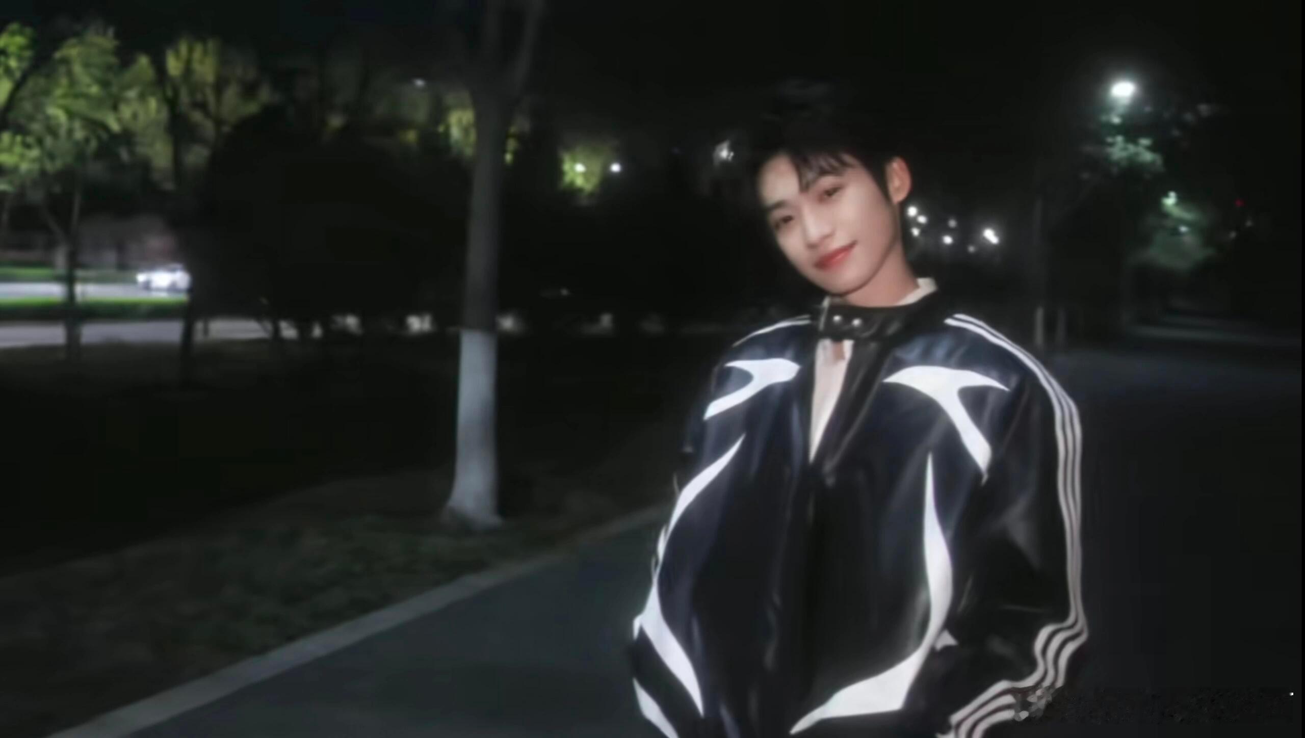 梓渝街头男友感已经有朋朋妈打卡到了今天街头男友梓渝的同款回眸路了！大家再根据这墙