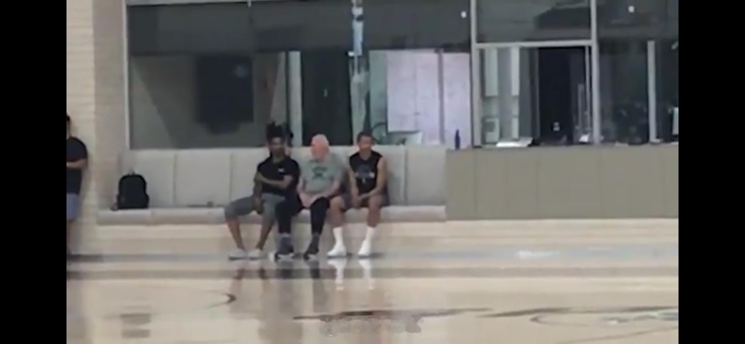 波波维奇不仅是到场助阵，还真坐下来辅导马刺的年轻球员，画面是他在训练后与卡绍尔和