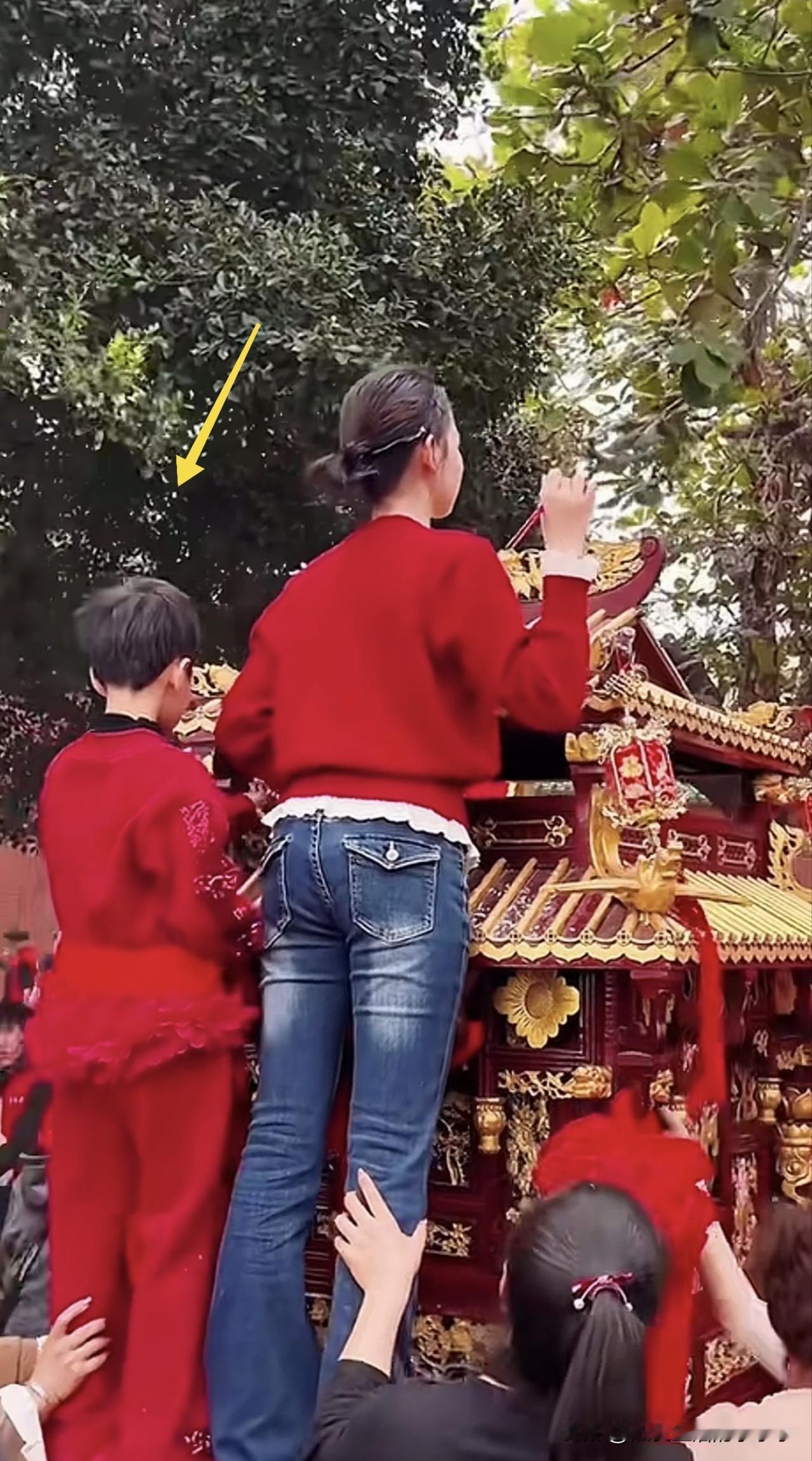 此时此刻，这小男孩纯属活受罪！
    许老板的本意是让孩子沾沾福气，沾沾仙气儿