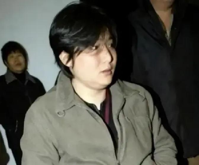 王先生在找到亲生母亲那天，母子俩抱在一起哭了快十分钟。

1988年冬天他在宝鸡